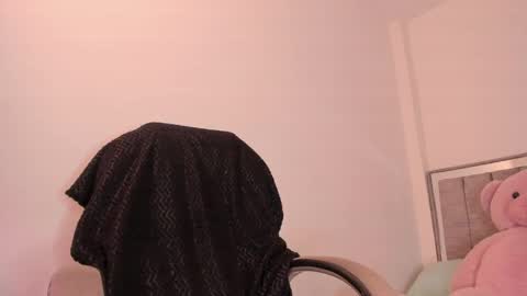 Snapshot of holly_16 chatting on 05-12-26, 11:13 holly_16 online show from 05-12-26, 11:13