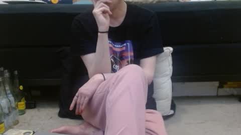 Holly Hawkes online show from 02-12-25, 01:41