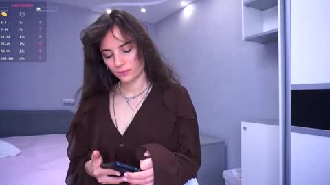 Snapshot of hollymonica chatting on 03-19-26, 05:44 Delly online show from 03-19-26, 05:44