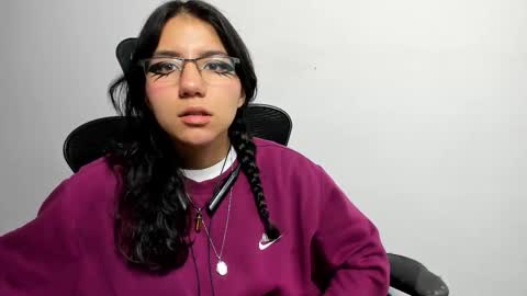 hollypeach_ online show from 11-17-25, 07:52