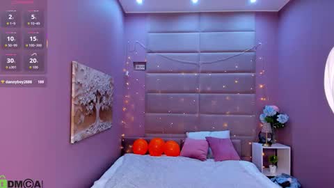 Snapshot of hollyray_ chatting on 10-30-25, 08:49 Holly online show from 10-30-25, 08:49