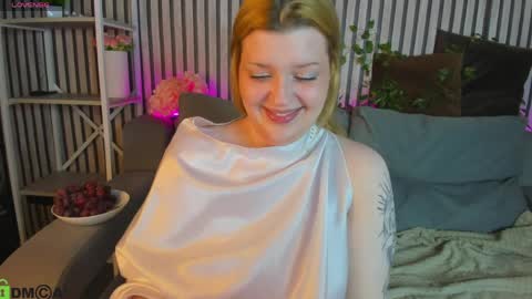 Snapshot of hollyray_ chatting on 04-11-26, 01:32 Holly online show from 04-11-26, 01:32