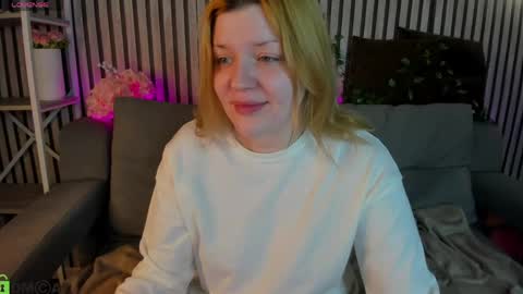 Snapshot of hollyray_ chatting on 04-13-26, 01:11 Holly online show from 04-13-26, 01:11