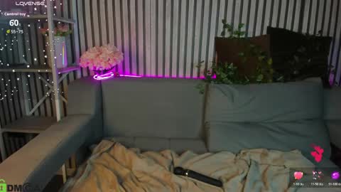 Snapshot of hollyray_ chatting on 04-14-26, 01:44 Holly online show from 04-14-26, 01:44