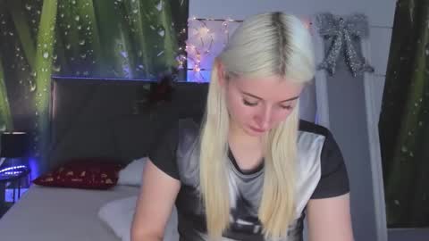 HollyTaillor online show from 12-22-25, 06:32