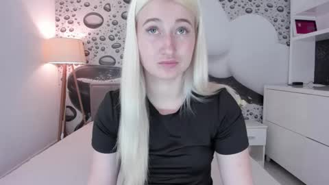 Snapshot of hollytaillor chatting on 04-26-26, 12:14 HollyTaillor online show from 04-26-26, 12:14