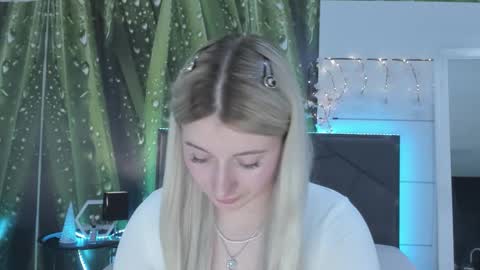 Snapshot of hollytaillor chatting on 05-12-26, 12:35 HollyTaillor online show from 05-12-26, 12:35
