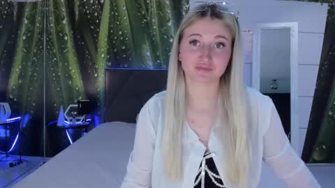 Snapshot of hollytaillor chatting on 05-16-26, 12:15 HollyTaillor online show from 05-16-26, 12:15