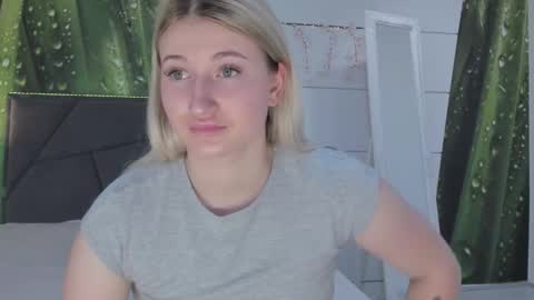Snapshot of hollytaillor chatting on 05-24-26, 05:23 HollyTaillor online show from 05-24-26, 05:23