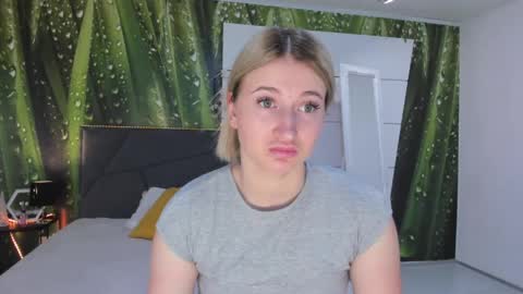 Snapshot of hollytaillor chatting on 05-25-26, 05:24 HollyTaillor online show from 05-25-26, 05:24