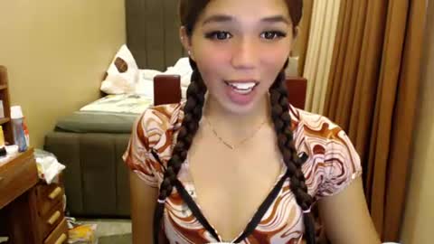 Snapshot of holy_molly1 chatting on 06-24-26, 04:33 holy_molly1 online show from 06-24-26, 04:33