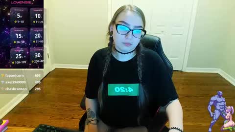 Snapshot of holyweed420 chatting on 01-06-25, 11:09 Viktoria online show from 01-06-25, 11:09