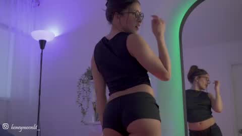 Snapshot of honeeeey_ chatting on 09-15-25, 10:32 honeeeey_ online show from 09-15-25, 10:32