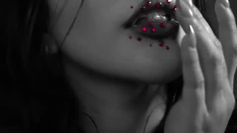 Snapshot of honeeeey_ chatting on 10-25-25, 11:54 honeeeey_ online show from 10-25-25, 11:54