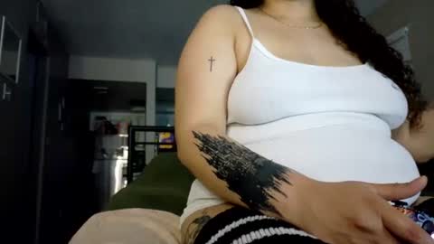 Snapshot of honeeyyy_pot chatting on 10-05-25, 05:17 Honey online show from 10-05-25, 05:17