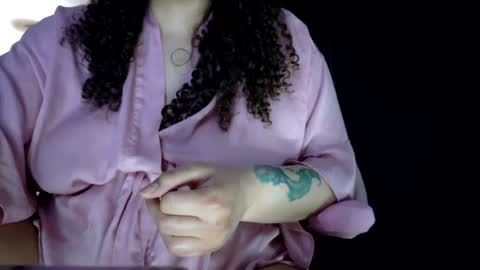 Snapshot of honeeyyy_pot chatting on 10-12-25, 01:59 Honey online show from 10-12-25, 01:59