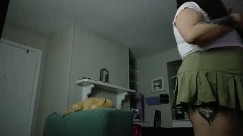 Snapshot of honeeyyy_pot chatting on 10-31-25, 03:29 Honey online show from 10-31-25, 03:29