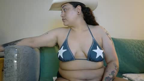 Snapshot of honeeyyy_pot chatting on 05-18-26, 01:45 Honey online show from 05-18-26, 01:45