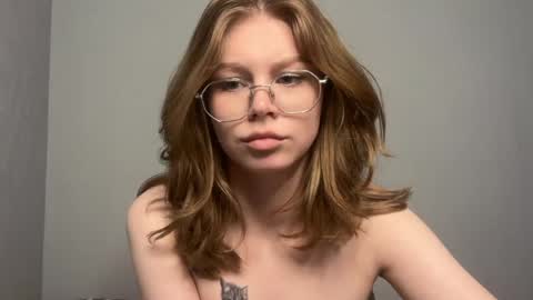 Snapshot of honey__pie chatting on 06-05-26, 04:08 Lilith and Ellie online show from 06-05-26, 04:08