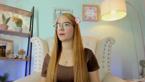 Snapshot of honey_fox01 chatting on 02-17-26, 12:40 HONEY online show from 02-17-26, 12:40