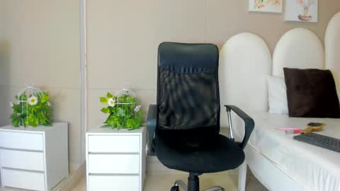 Snapshot of honey_hex_ chatting on 05-25-26, 12:33 honey_hex_ online show from 05-25-26, 12:33