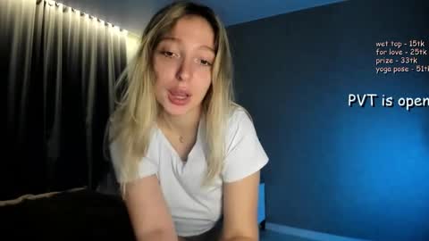 Snapshot of honey_honey_honey chatting on 10-11-25, 08:51 Honey and Misa online show from 10-11-25, 08:51