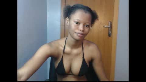 Snapshot of honey_juicydoll chatting on 10-16-25, 07:20 Sonia online show from 10-16-25, 07:20