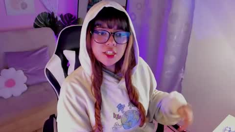 Snapshot of honey_m0on chatting on 05-21-26, 06:48 Milenka online show from 05-21-26, 06:48
