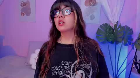 Snapshot of honey_m0on chatting on 06-18-26, 06:45 Milenka online show from 06-18-26, 06:45
