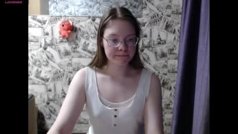 Snapshot of honey_mood chatting on 12-19-24, 02:57 Lina online show from 12-19-24, 02:57