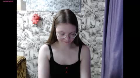 Snapshot of honey_mood chatting on 12-22-24, 11:00 Lina online show from 12-22-24, 11:00