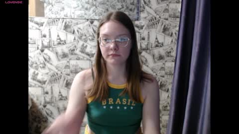 Snapshot of honey_mood chatting on 01-18-25, 01:40 Lina online show from 01-18-25, 01:40