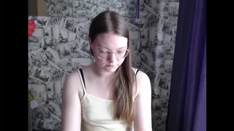 Snapshot of honey_mood chatting on 09-17-25, 09:00 Lina online show from 09-17-25, 09:00