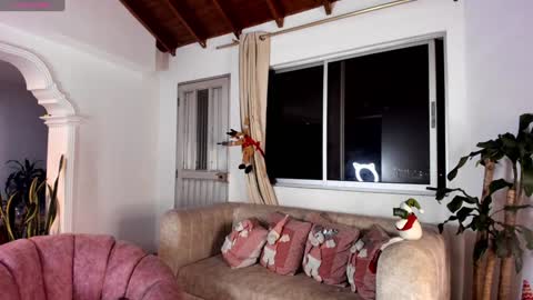 Snapshot of honey_sunshine7 chatting on 01-01-25, 05:01 Isabella online show from 01-01-25, 05:01