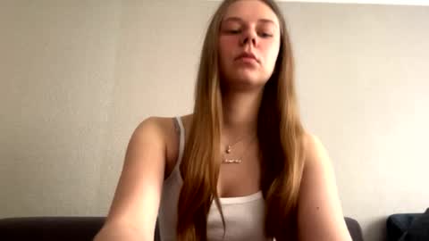Snapshot of honeyaskren chatting on 05-15-26, 09:27 Klara online show from 05-15-26, 09:27