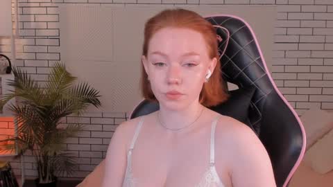 Snapshot of honeyautumn chatting on 12-15-24, 11:53 honeyautumn online show from 12-15-24, 11:53