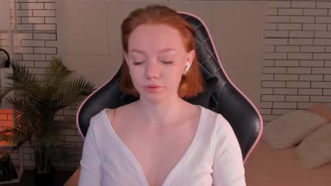 Snapshot of honeyautumn chatting on 12-17-24, 10:43 honeyautumn online show from 12-17-24, 10:43