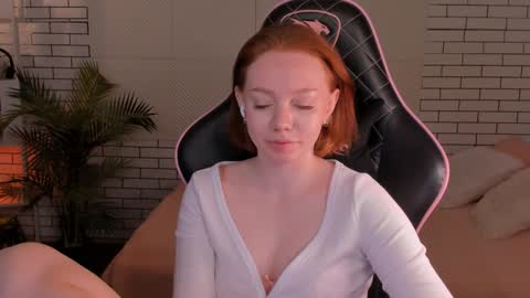 Snapshot of honeyautumn chatting on 12-18-24, 01:48 honeyautumn online show from 12-18-24, 01:48