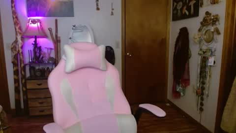 Honey Bee online show from 12-16-24, 03:54