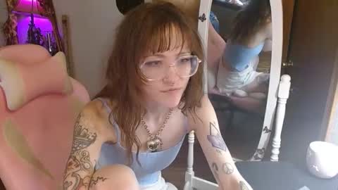 Honey Bee online show from 11-17-25, 06:46