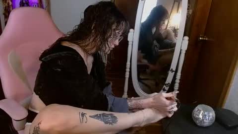 Honey Bee online show from 11-19-25, 05:24