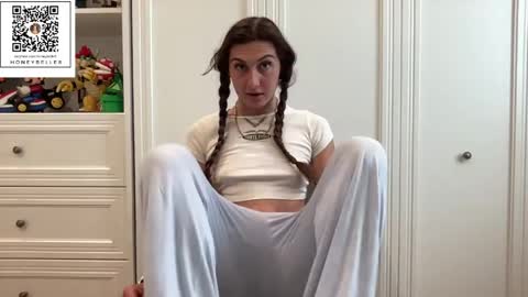 Snapshot of honeybelle8 chatting on 05-28-26, 02:47 belle brunette online show from 05-28-26, 02:47