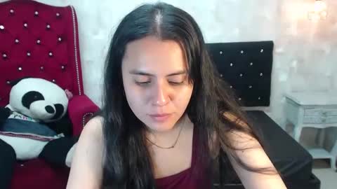 Snapshot of honeybuu_ chatting on 05-06-26, 03:17 Emily online show from 05-06-26, 03:17