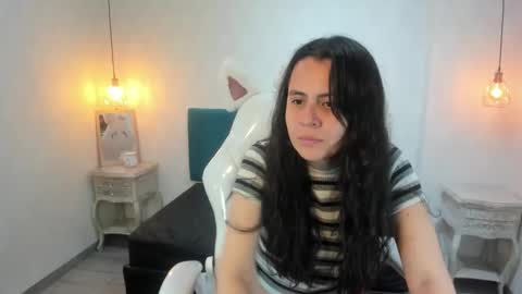 Snapshot of honeybuu_ chatting on 06-03-26, 02:33 Emily online show from 06-03-26, 02:33