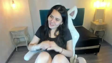 Snapshot of honeybuu_ chatting on 07-02-26, 02:23 Emily online show from 07-02-26, 02:23