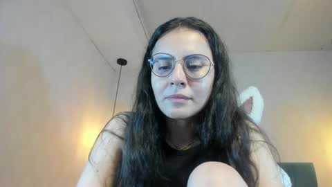 Snapshot of honeybuu_ chatting on 07-10-26, 03:03 Emily online show from 07-10-26, 03:03