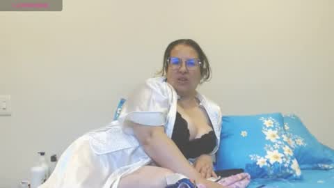 Snapshot of honeyhotpaty chatting on 06-12-26, 04:00 sofia online show from 06-12-26, 04:00