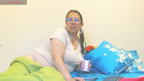 Snapshot of honeyhotpaty chatting on 06-17-26, 11:56 sofia online show from 06-17-26, 11:56