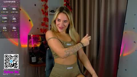 Snapshot of honeyjohansson_ chatting on 10-15-25, 03:56 Alina online show from 10-15-25, 03:56