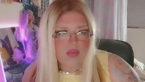 Snapshot of honeylavender777 chatting on 06-06-26, 06:51 honeylavender777 online show from 06-06-26, 06:51